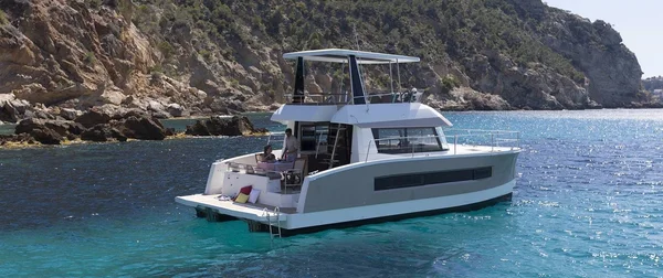 Fountaine Pajot MY 37 av Dream Yacht Charter i Airlie Beach