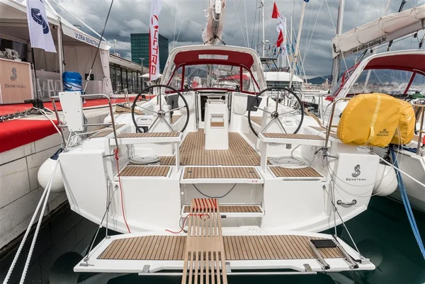 Oceanis 381 av Ultra Sailing i Split