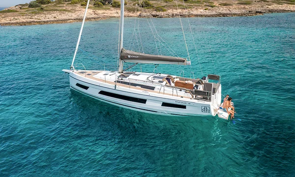Dufour 41 från Dream Yacht Charter i Bolans