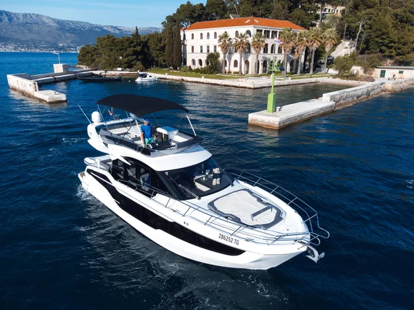 Galeon 440 Fly (Diesel) yritykseltä Adriatic Management Seget Donjissa