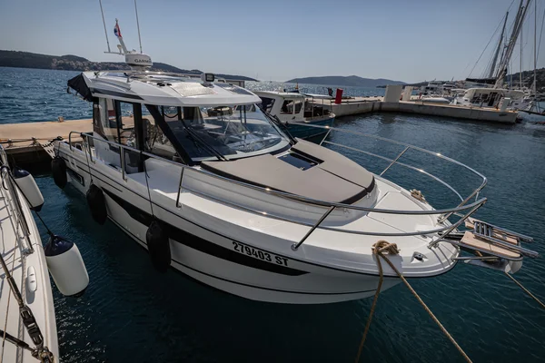 Merry Fisher 895 Offshore van Q-Yacht in Primošten