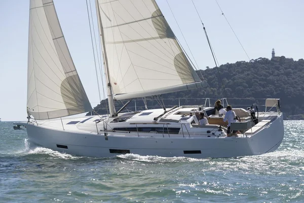 Dufour 430 van First Class Sailing in Pula