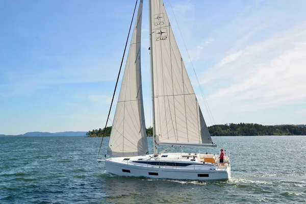 Bavaria 42 Cruiser della Aquatoria Yachting a Pirovac
