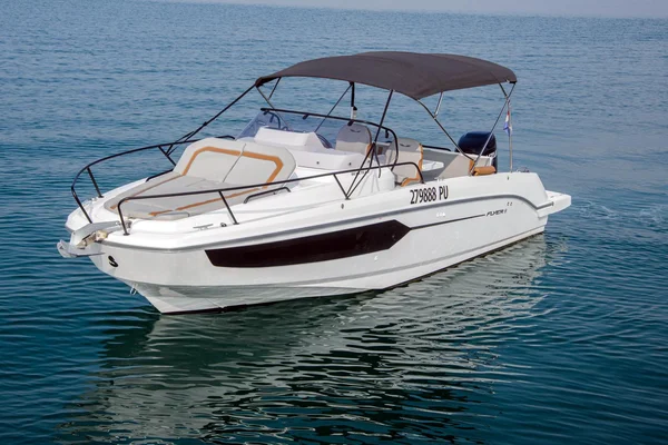 Flyer 8 från Zoom Boats i Pula